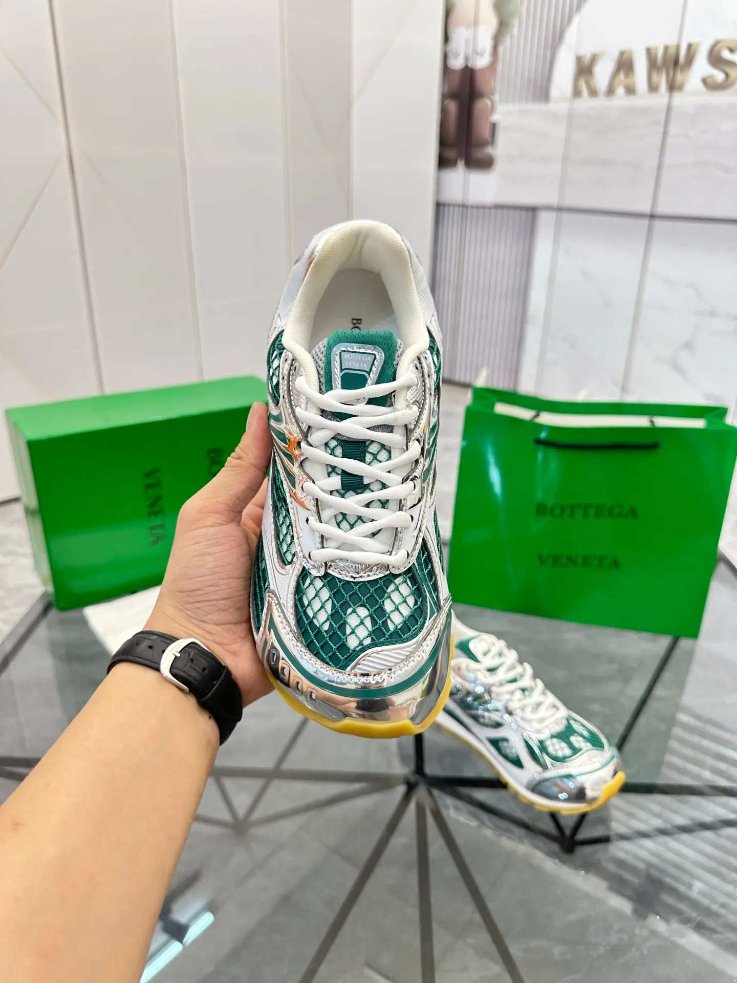 Factory men's shoes 💰: 620💰 (top version) BV Orbit sneakers Wang Yibo's same style couple's dad shoes Runner sneakers, made of lightweight technical mesh fabric. Matched with geometric pattern designed rubber outsole Wang Zha series high version Look for the package craftsmanship The actual height is much higher, but the legs are still slim. Very nice and playable and durable Matching to the standard 💯 Package shoe technology Look for the high version The outsole is made of color-blocked TPU outsole Women's model 35 36 37 38 39 40 41 (40 41 customized) Men's model 38 39 40 41 42 43 44 45. (Customized size 38 45.46) No. H345